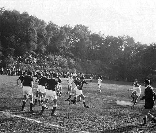 Spielszene FC Silschede - VfL Gennebreck 1964