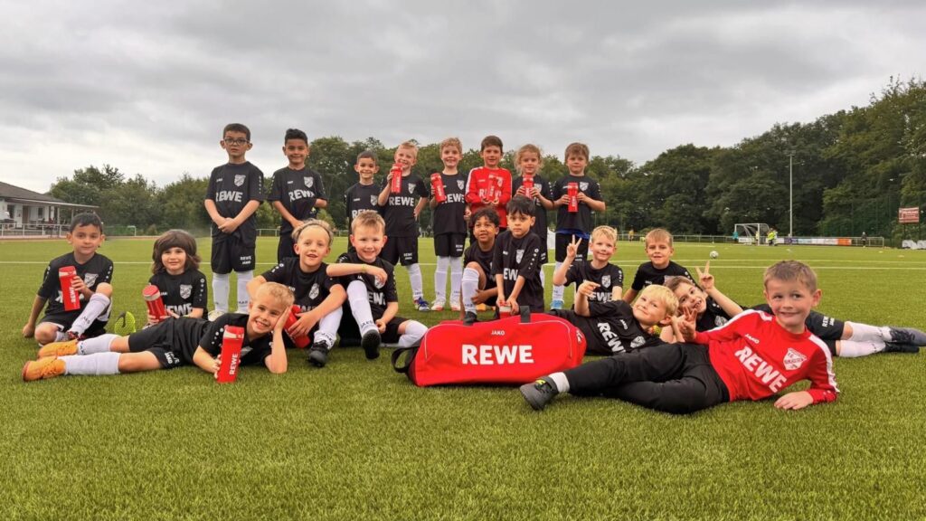 Kinder der neuen F2 in neuen Trikots mit REWE Sponsoring