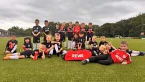 Kinder der neuen F2 in neuen Trikots mit REWE Sponsoring