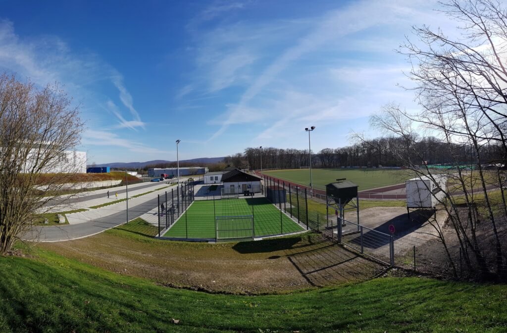 Kleinfeld am Sportplatz